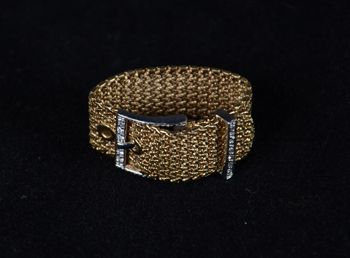 Anel "Cinto" em ouro 18 k e brilhantes. Griffe H. STERN. Peso...