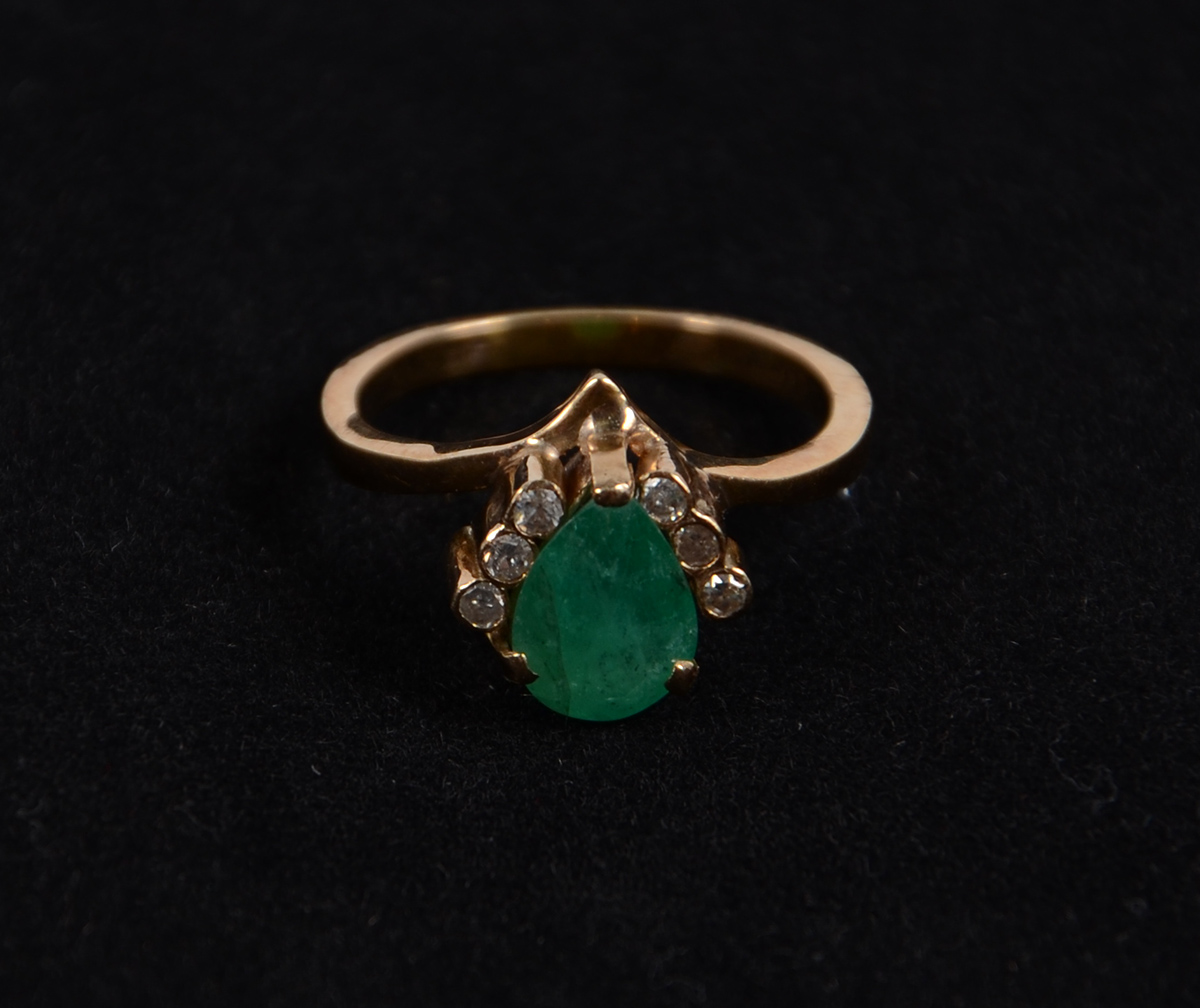 Anel de ouro 18 k com esmeralda e seis brilhantes. Aro 21 e peso...