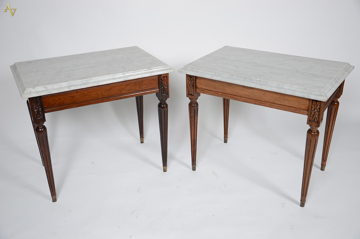 Conjunto de mesa de centro (medidas: 1,00 x 0,54 x 0,39 m) e par de... - foto 1 de 2