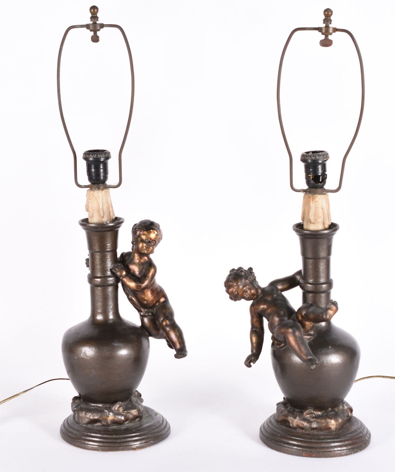 Par de abatjoures de petit bronze na forma de anjos. (um sem cúpula e... - foto 1 de 5