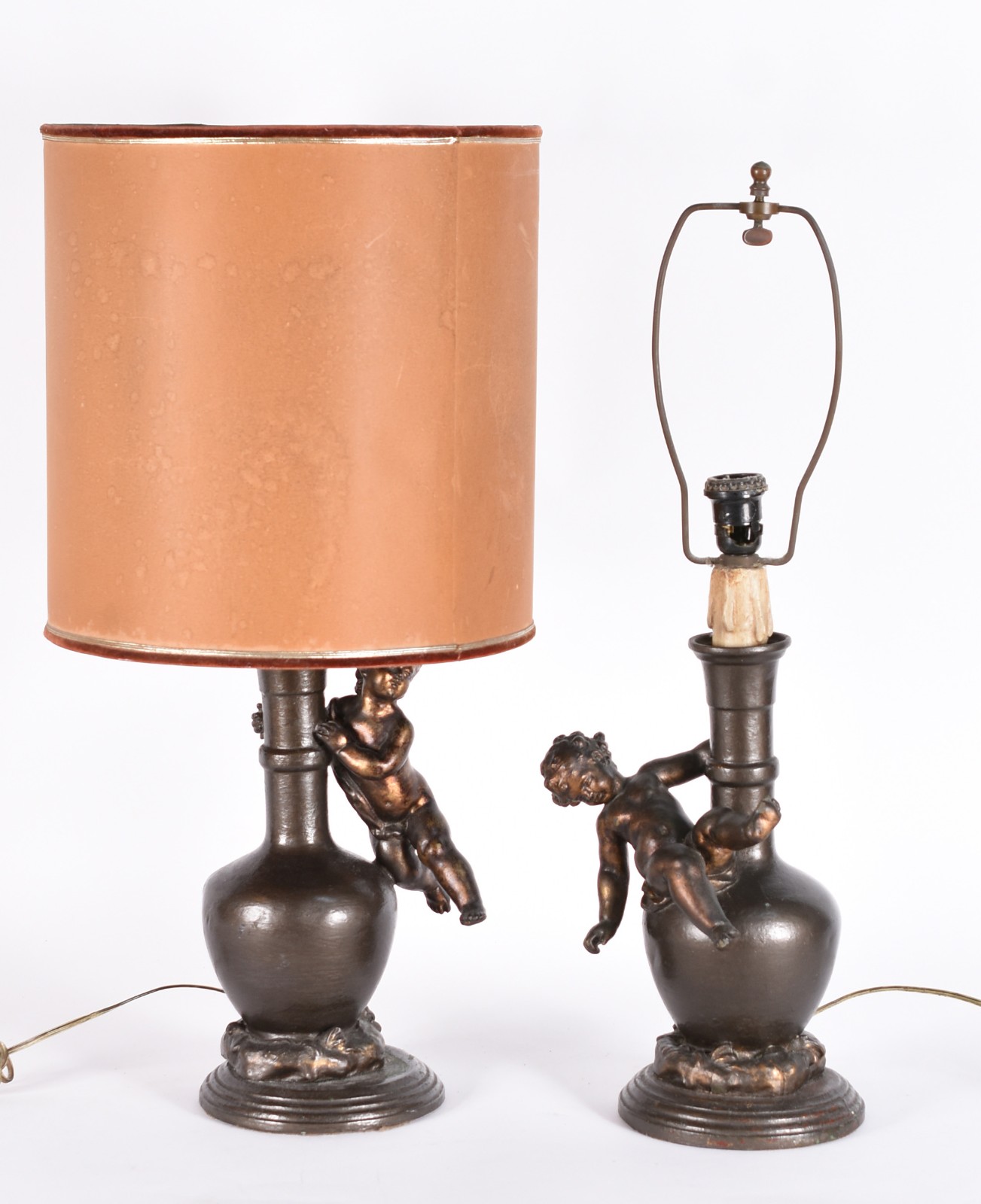 Par de abatjoures de petit bronze na forma de anjos. (um sem cúpula e... - foto 2 de 5