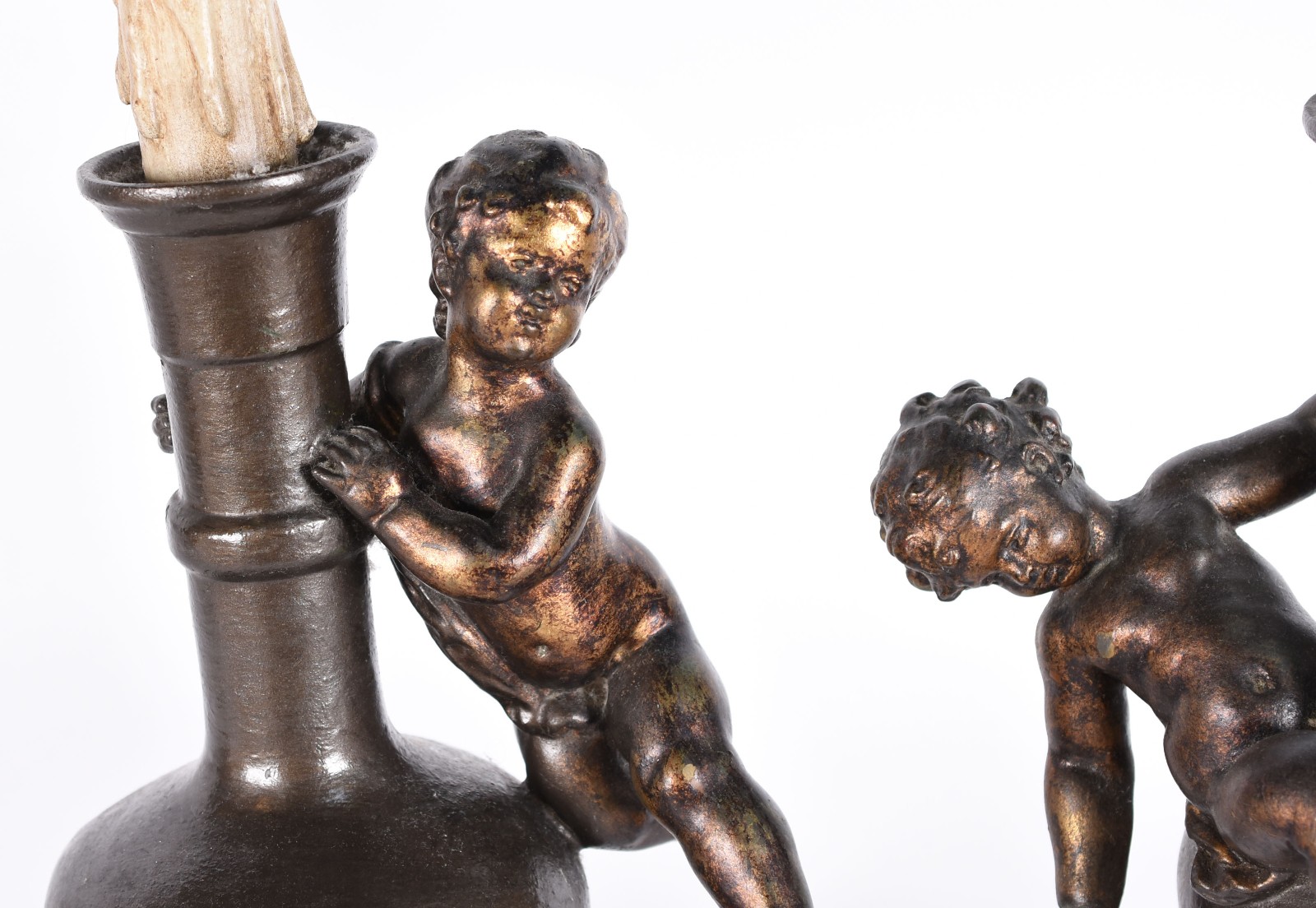 Par de abatjoures de petit bronze na forma de anjos. (um sem cúpula e... - foto 3 de 5