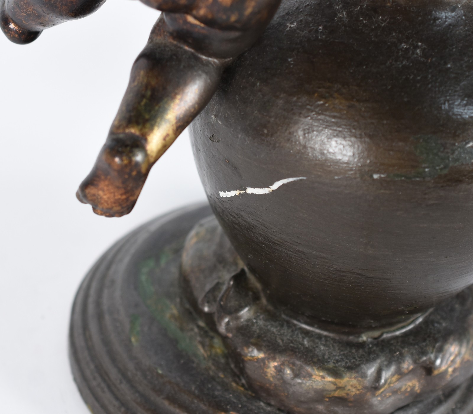 Par de abatjoures de petit bronze na forma de anjos. (um sem cúpula e... - foto 4 de 5