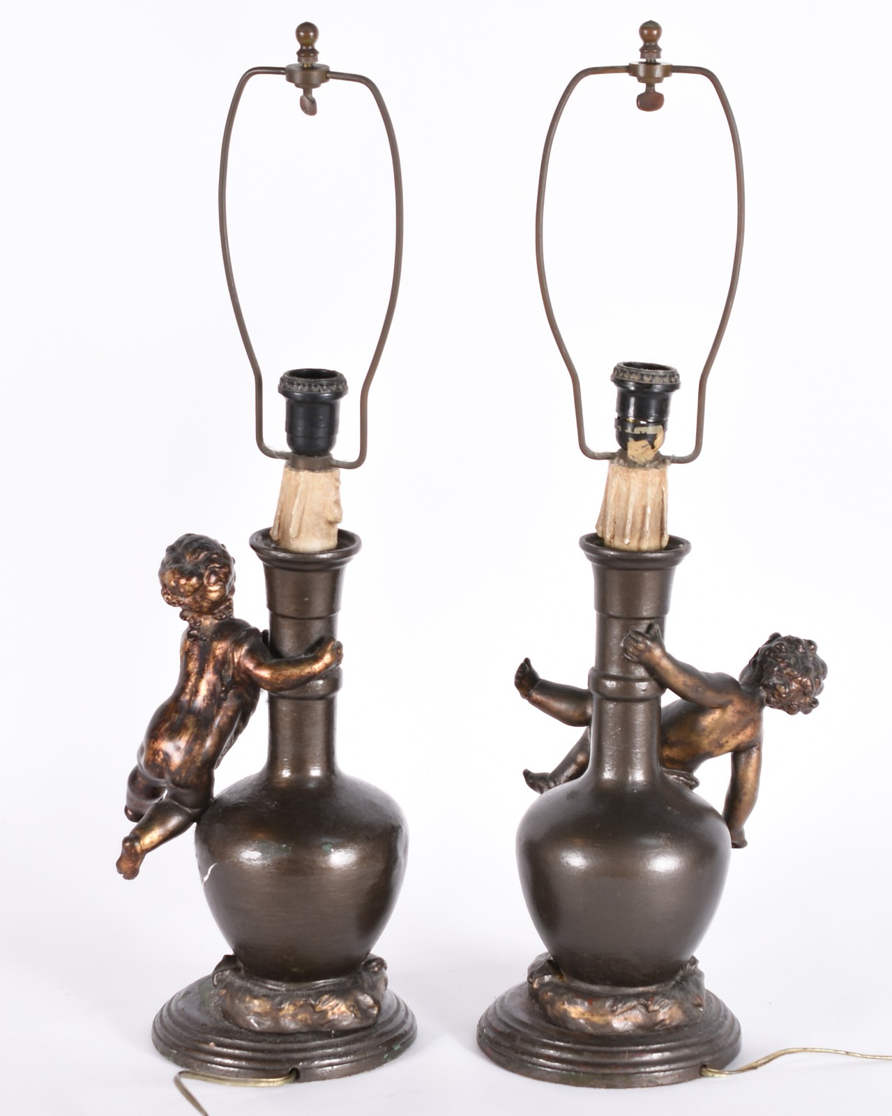 Par de abatjoures de petit bronze na forma de anjos. (um sem cúpula e... - foto 5 de 5