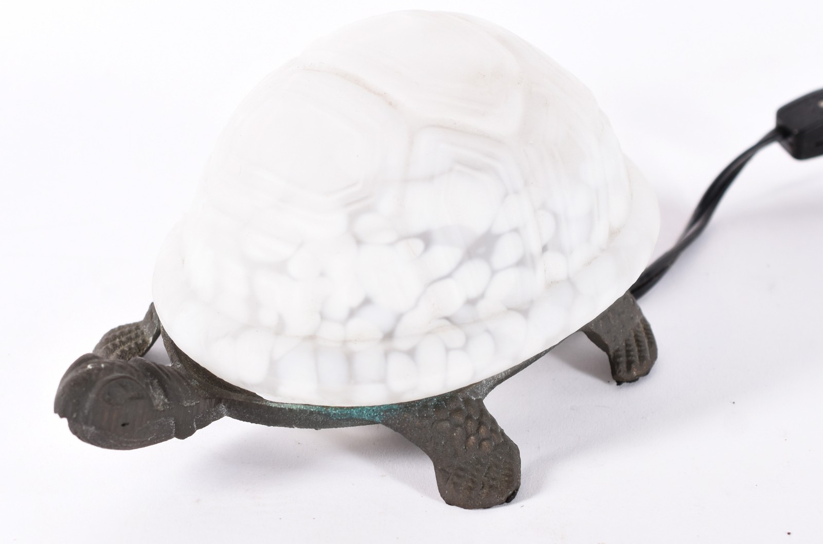 Abatjour na forma de tartaruga de metal com vidro branco. - foto 1 de 5