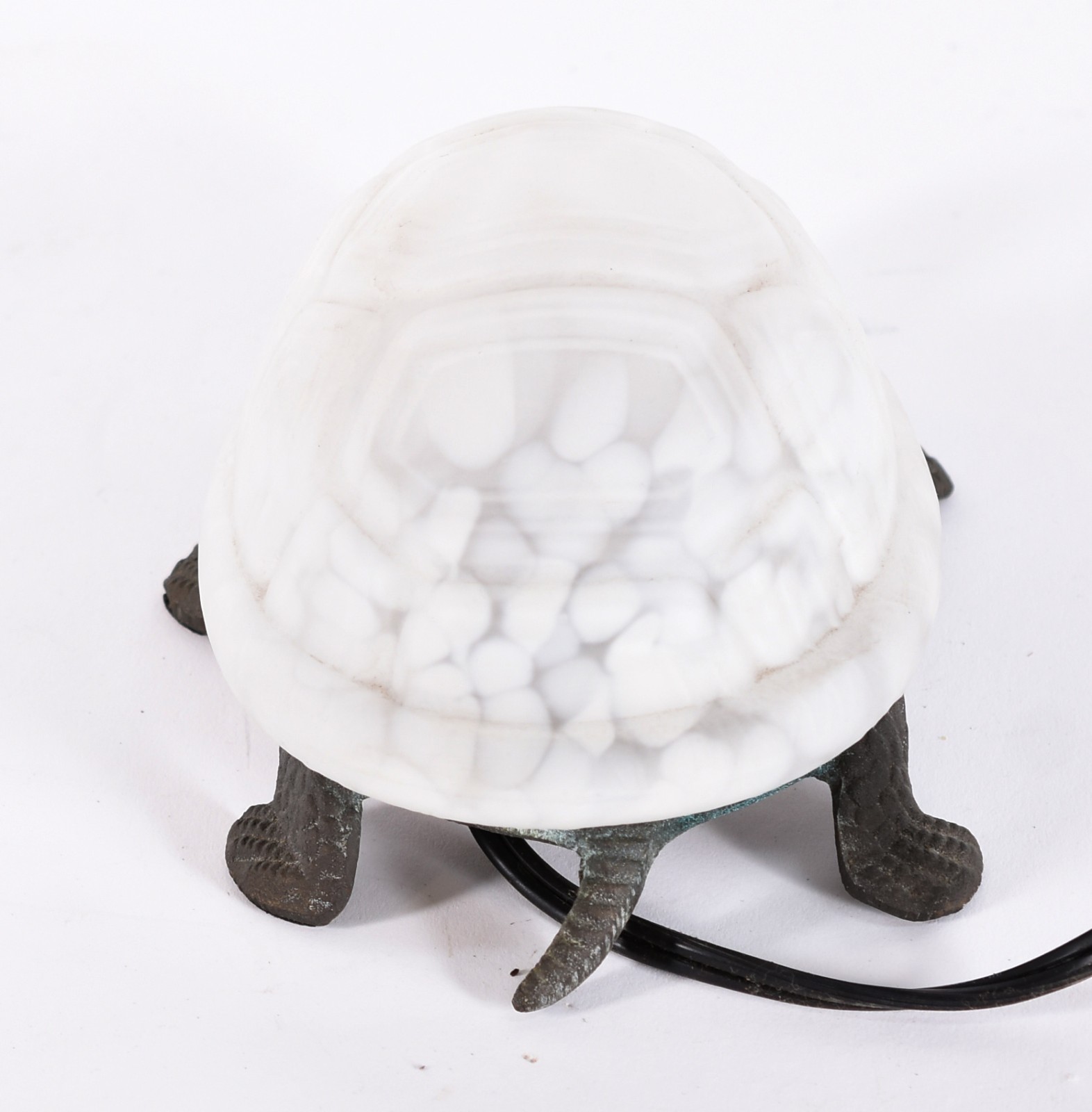 Abatjour na forma de tartaruga de metal com vidro branco. - foto 4 de 5