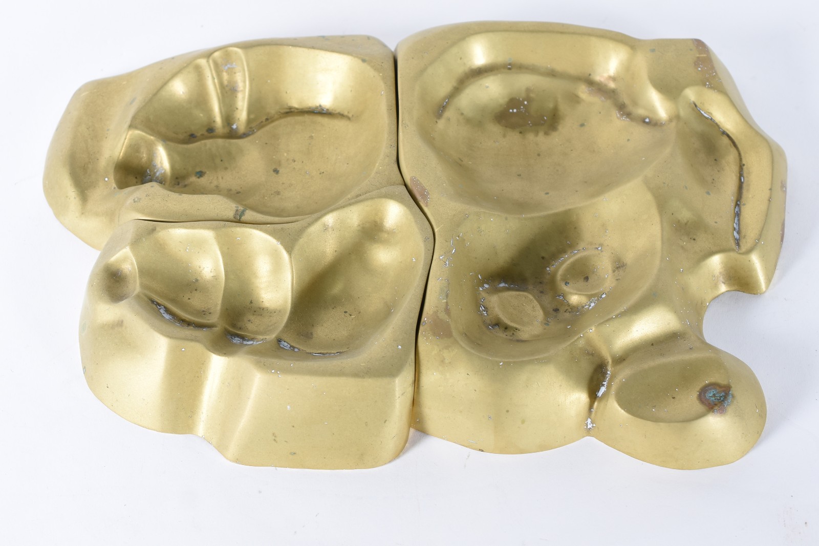 Quatro esculturas diversas de bronze. Uma delas representando casal é... - foto 9 de 10