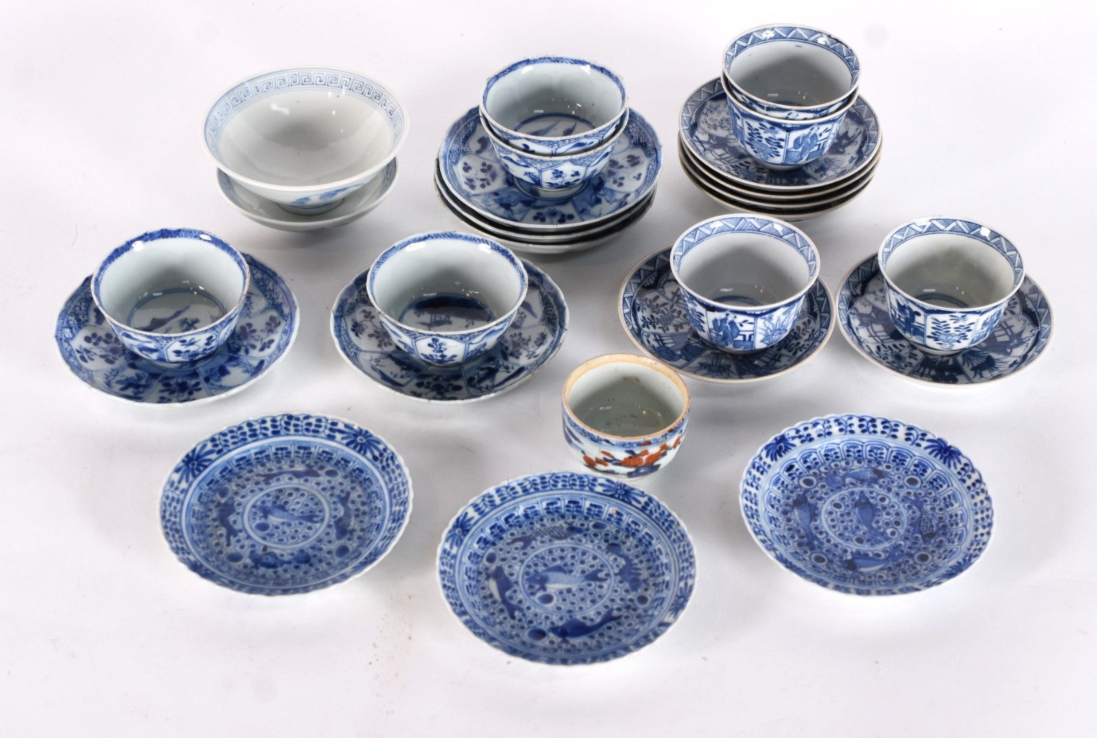 Diversas peças de porcelana oriental azul e branca, sendo: 11 bowls... - foto 1 de 3