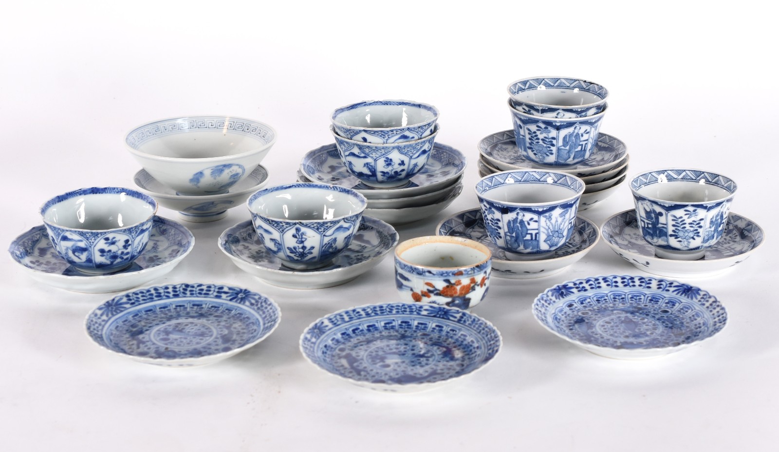 Diversas peças de porcelana oriental azul e branca, sendo: 11 bowls... - foto 2 de 3