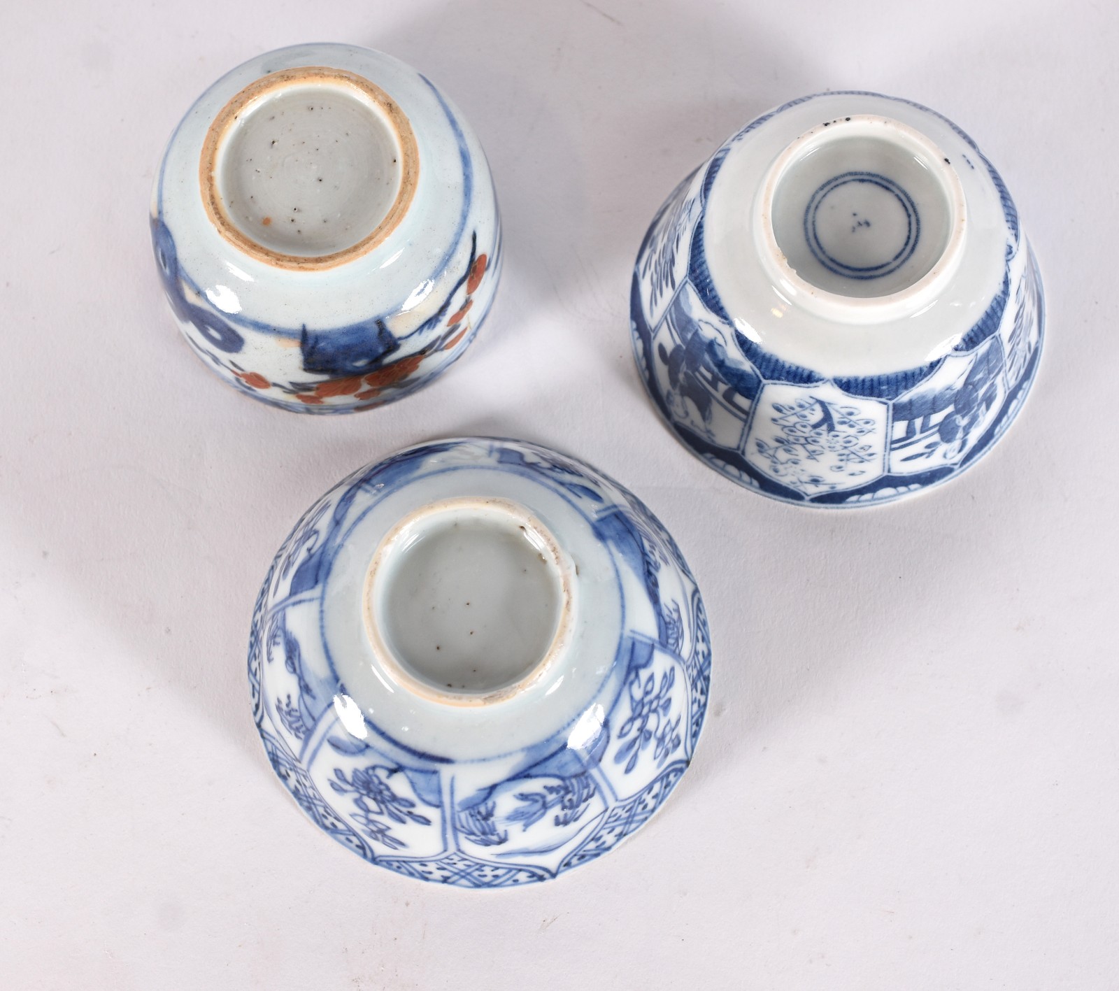Diversas peças de porcelana oriental azul e branca, sendo: 11 bowls... - foto 3 de 3