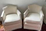 Par de pequenas poltronas estofadas (Retirada e... - Par de pequenas poltronas estofadas (Retirada em residência na Gávea).