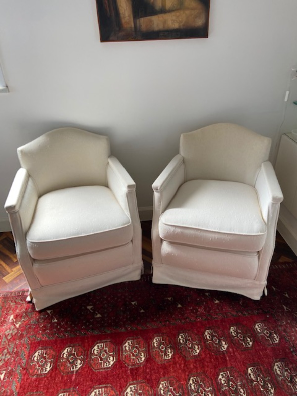Par de pequenas poltronas estofadas (Retirada em residência na Gávea). - foto 1 de 5