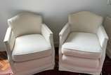 Par de pequenas poltronas estofadas (Retirada e... - Par de pequenas poltronas estofadas (Retirada em residência na Gávea).