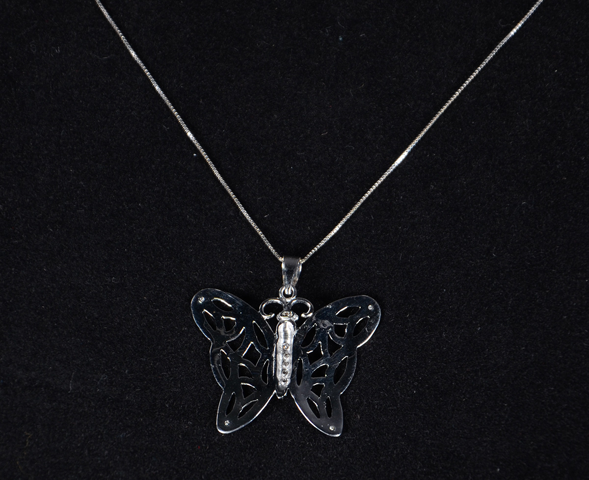 Pendente Borboleta e seu cordão em ouro branco 18 k e brilhantes... - foto 1 de 2