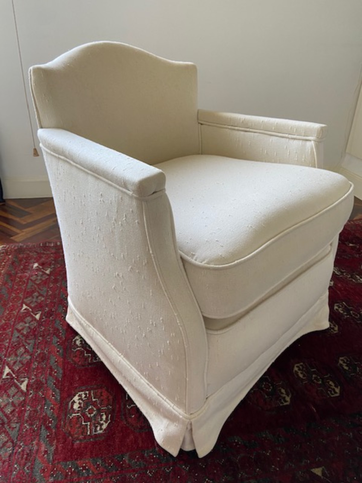 Par de pequenas poltronas estofadas (Retirada em residência na Gávea). - foto 3 de 5