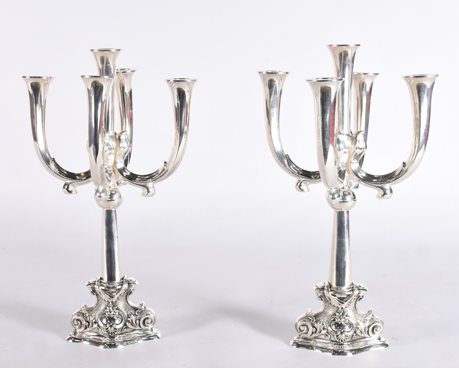 Par de candelabros de metal prateado para 5 velas cada. - foto 1 de 5