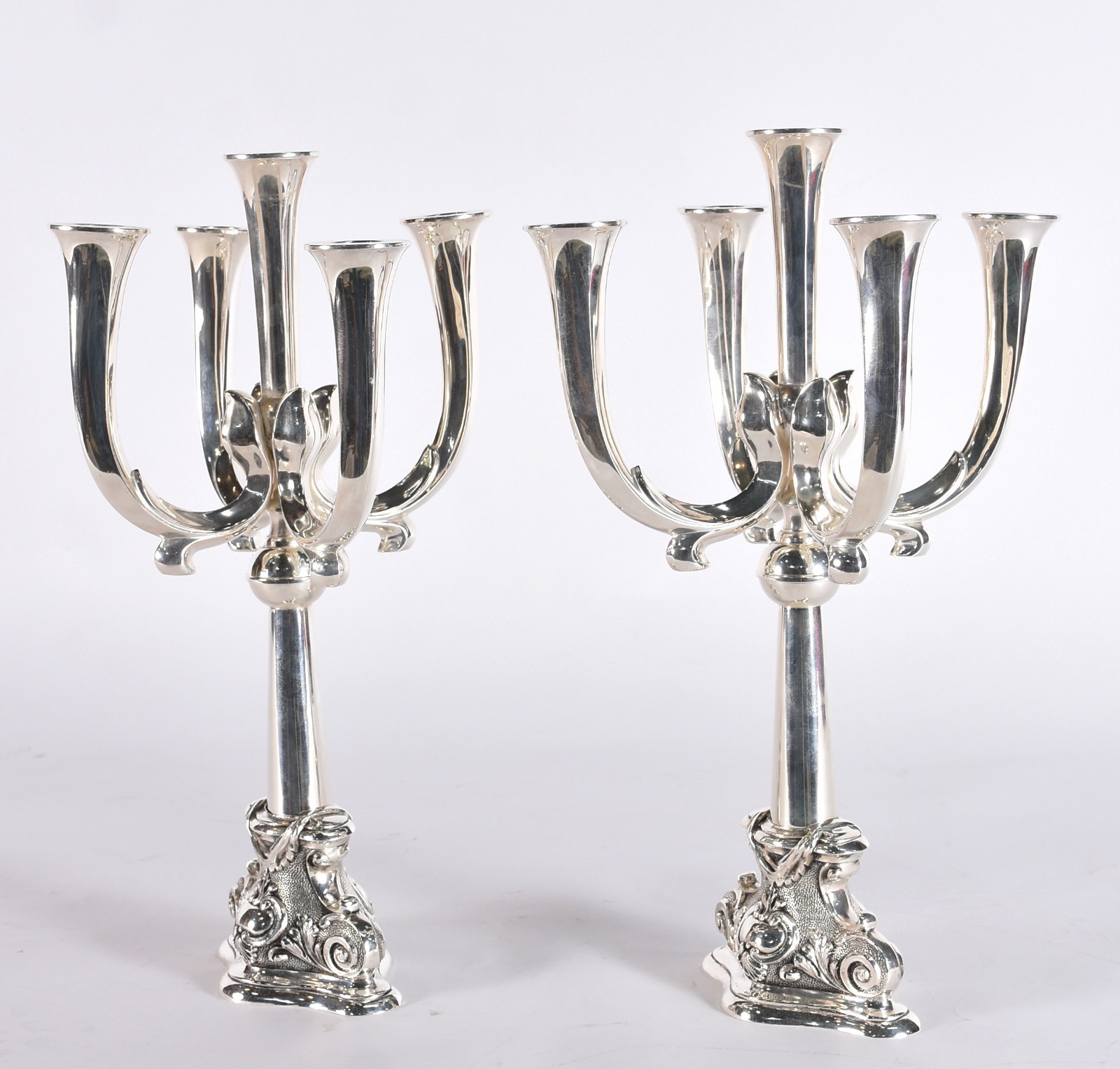 Par de candelabros de metal prateado para 5 velas cada. - foto 3 de 5