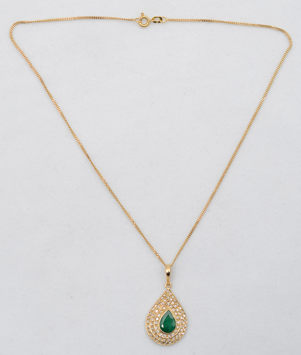 Colar em ouro amarelo 18 k e pendente em esmeralda feitio gota com... - foto 2 de 2