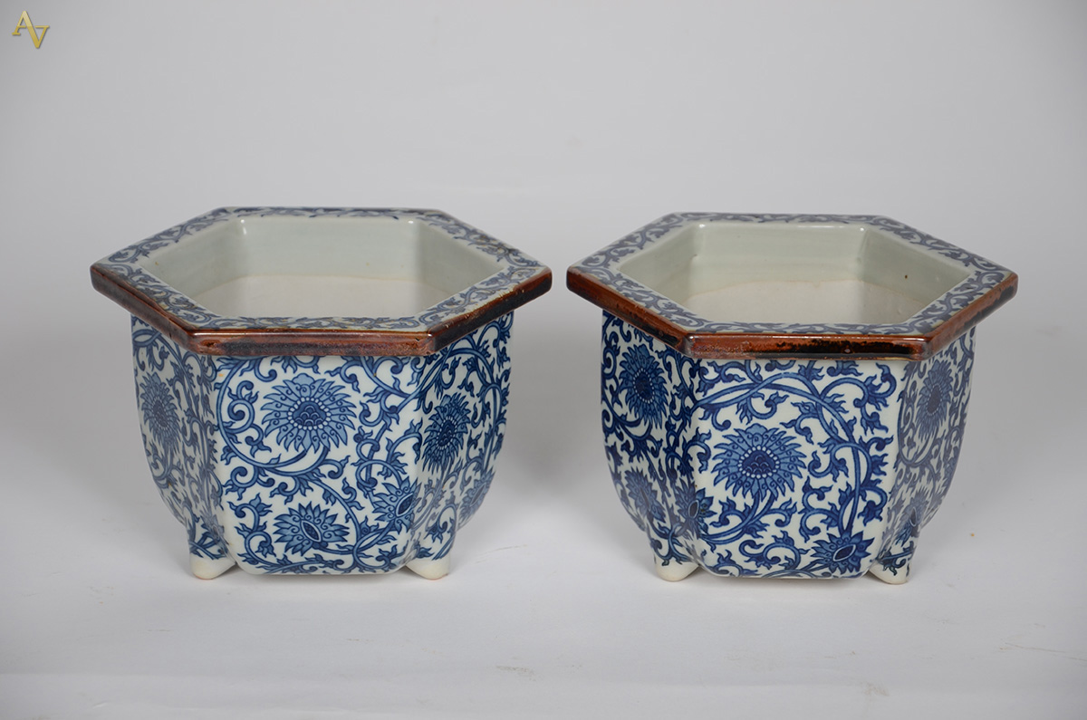 Par de floreiras em porcelana azul e branca - China - período...