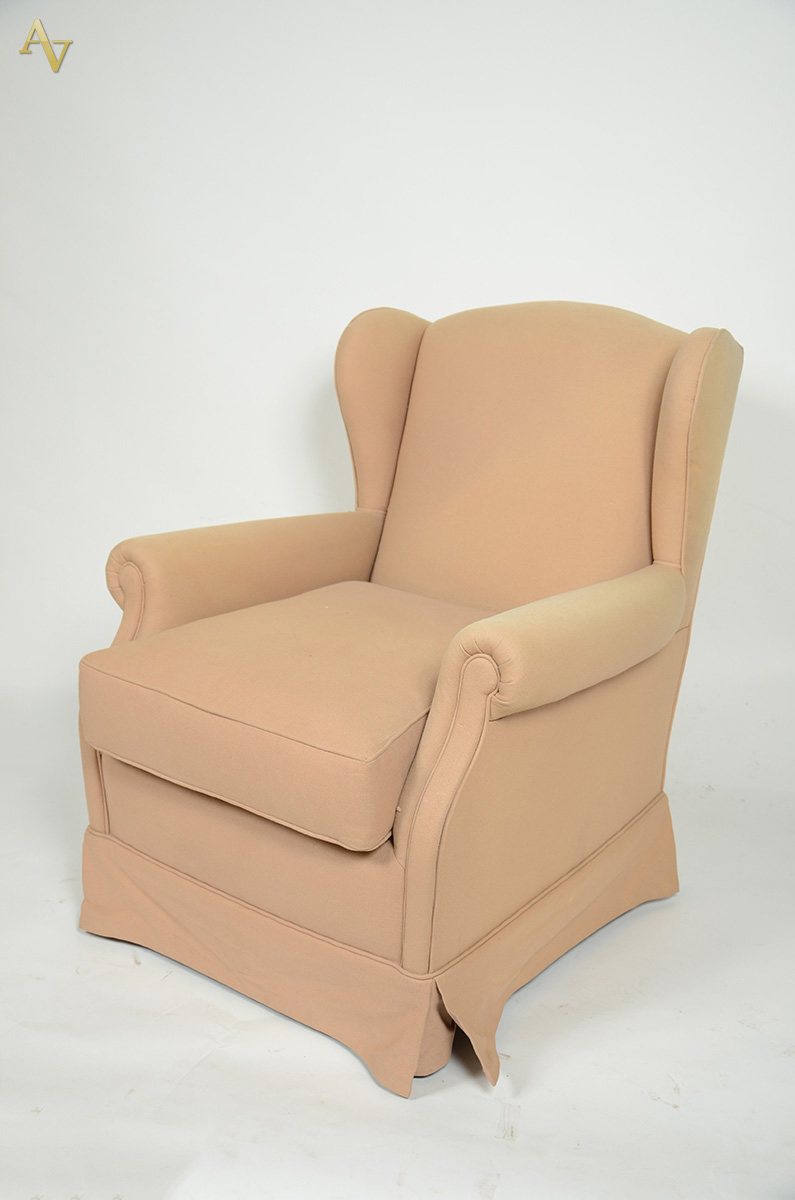 Bergere estofada e forrada com tecido na cor bege.