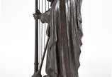 AUGUSTO SAINT-GAUDENS (1848/1907),  - Escultura renascentista americana na representação de Vênus Harpista em bronze, base de mármore.