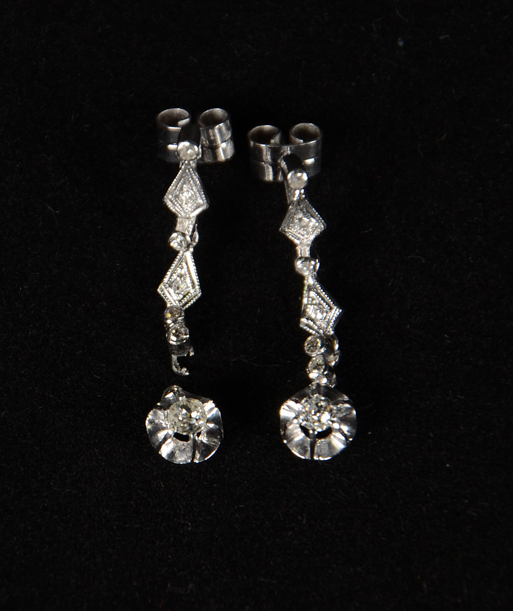 Brincos pendentes em ouro 18 k e brilhantes. Peso Total: 4,0 g