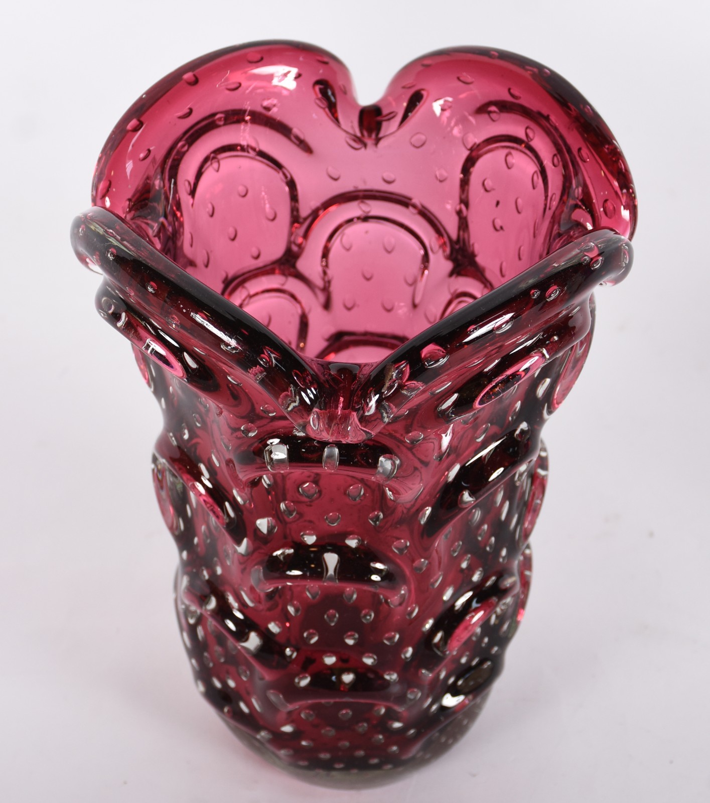 Vaso de murano italiano na cor rubi. Década de 60. - foto 2 de 3
