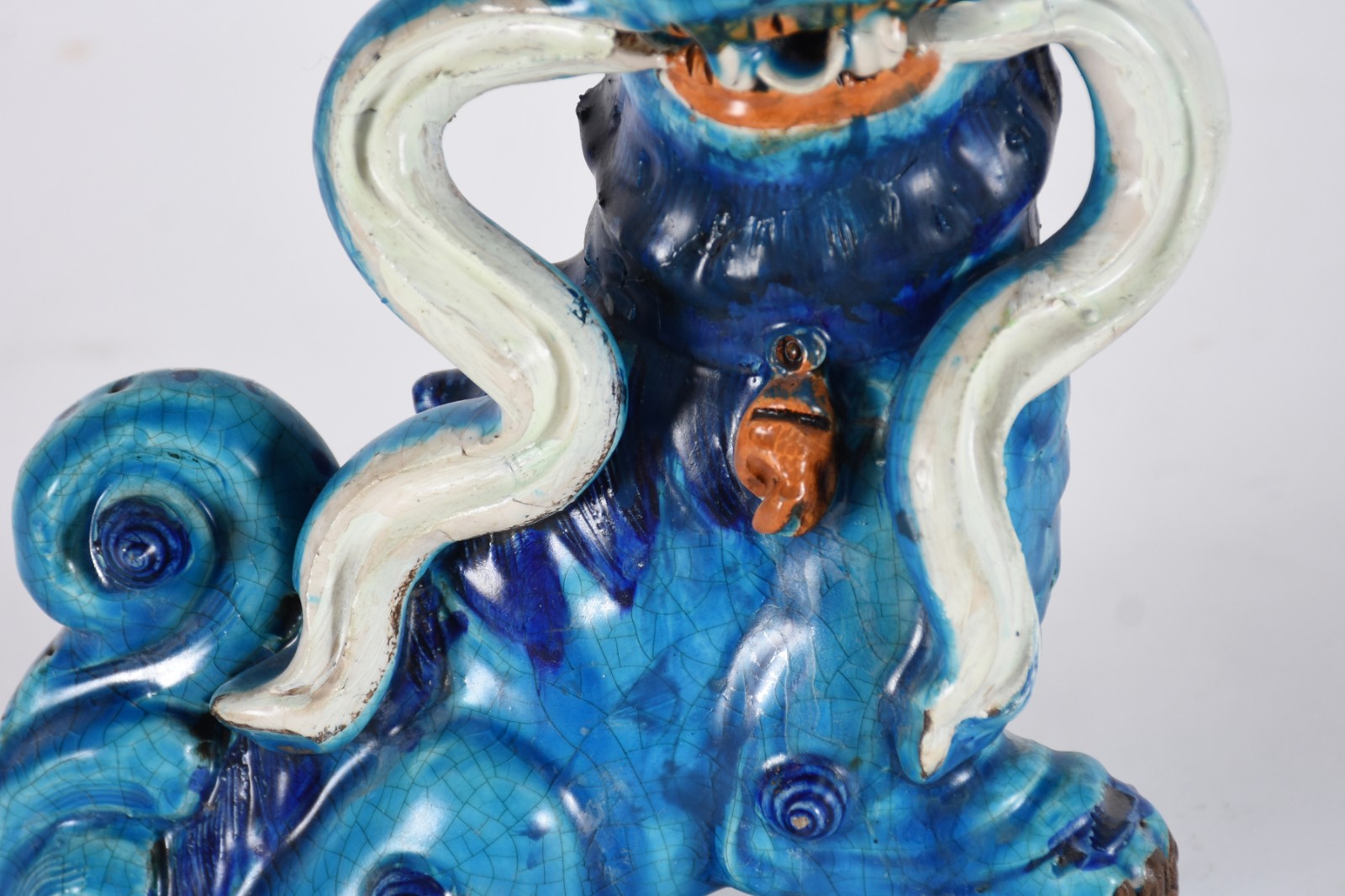 Estatueta representando cão de fó de porcelana oriental (com... - foto 2 de 7