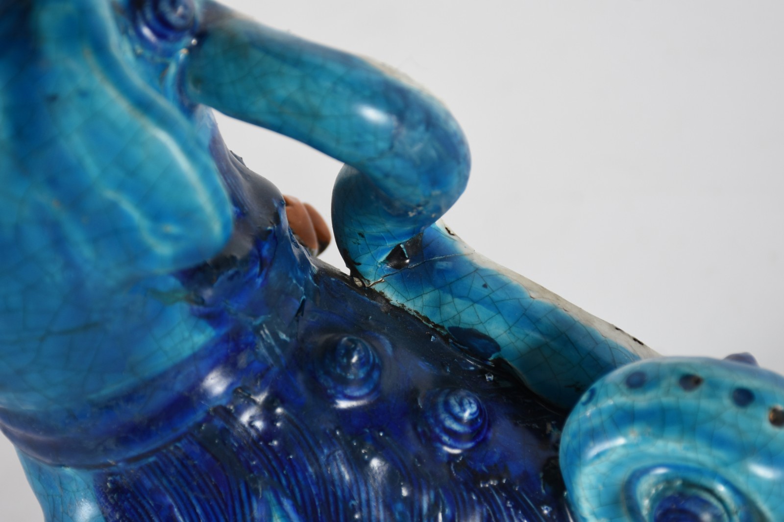 Estatueta representando cão de fó de porcelana oriental (com... - foto 6 de 7