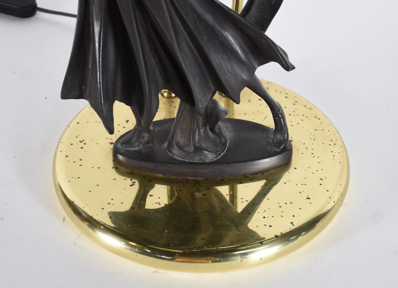 Luminária com figura feminina de resina para 2 luzes (base oxidada). - foto 4 de 4
