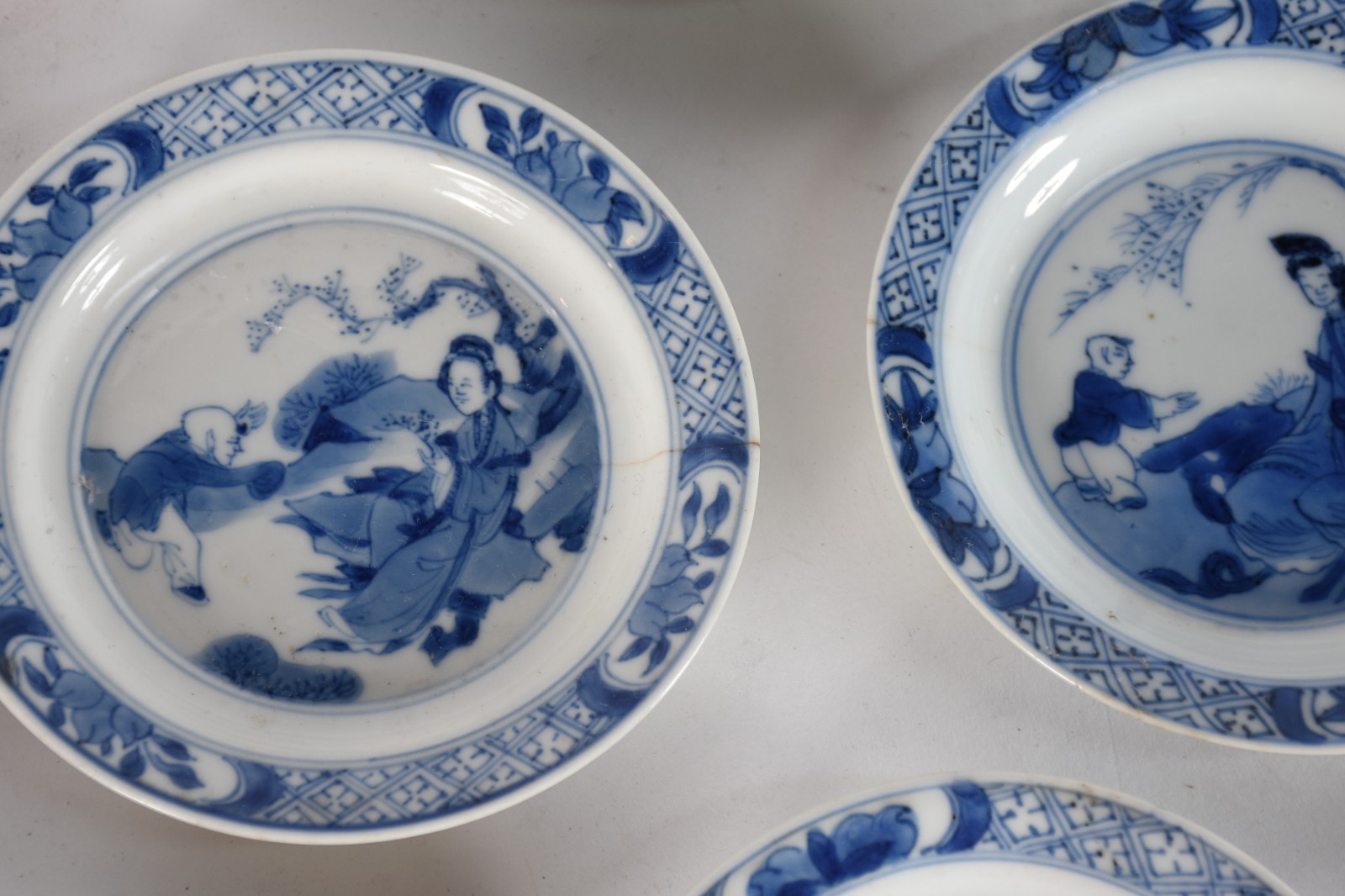 Conjunto com 7 peças de porcelana chinesa(alguns com fio de cabelo). - foto 2 de 4