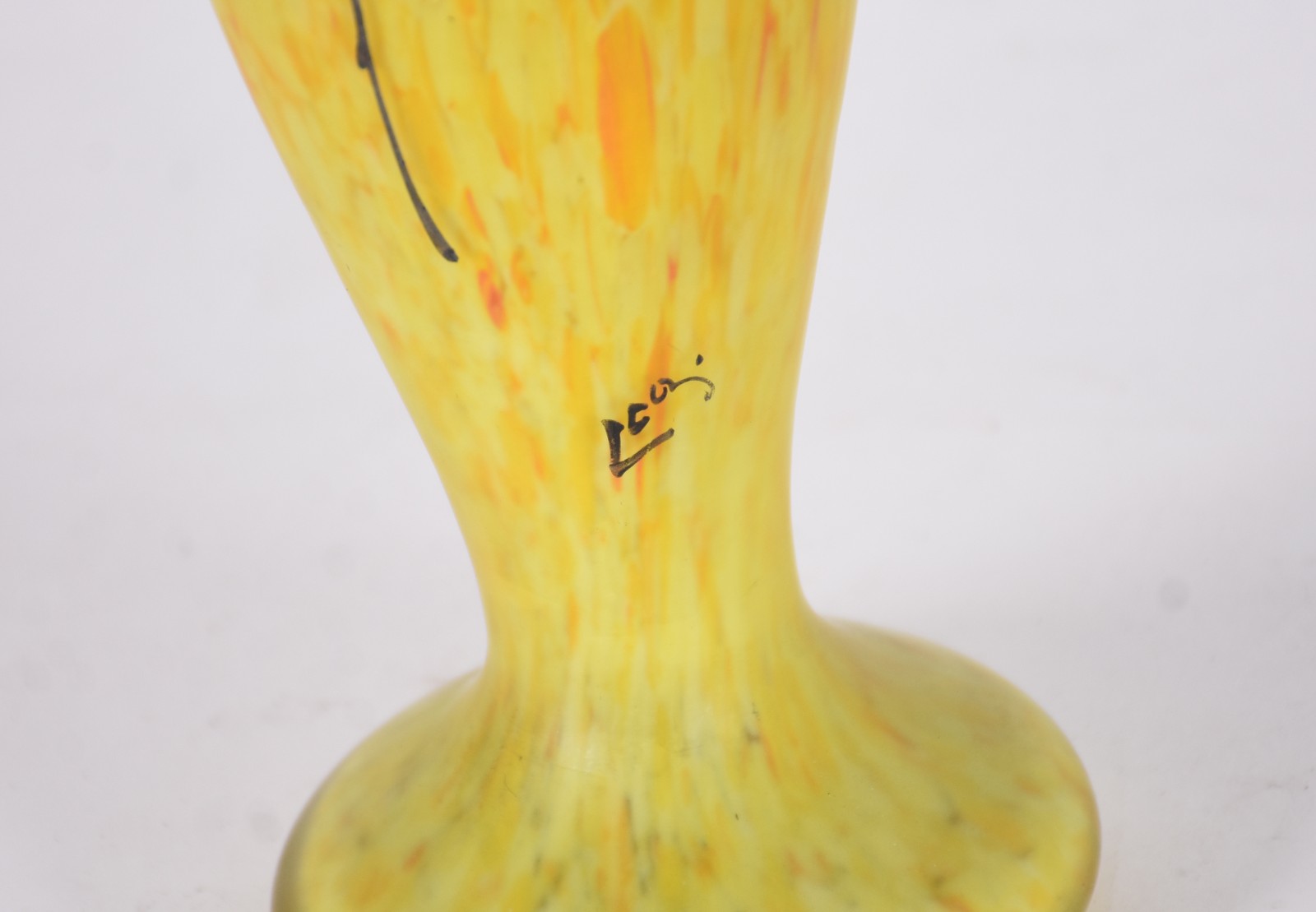 Vaso de pasta de vidro na cor amarelo, assinado. - foto 4 de 5