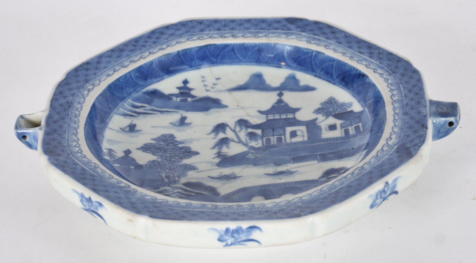 Prato de porcelana chinesa decorado com pagodes e paisagem em azul e... - foto 3 de 4