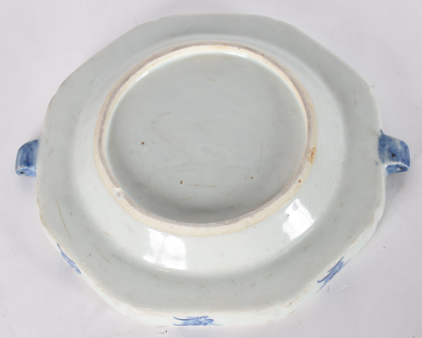 Prato de porcelana chinesa decorado com pagodes e paisagem em azul e... - foto 4 de 4
