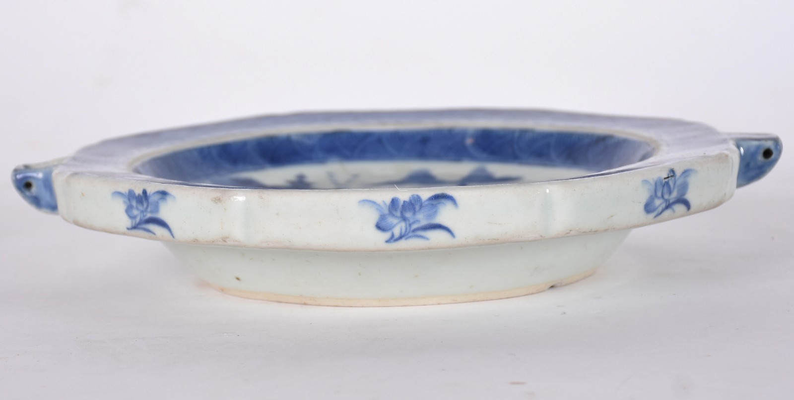 Prato de porcelana chinesa decorado com pagodes e paisagem em azul e... - foto 2 de 4