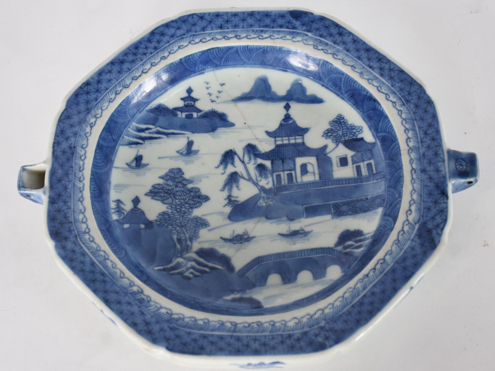 Prato de porcelana chinesa decorado com pagodes e paisagem em azul e... - foto 1 de 4
