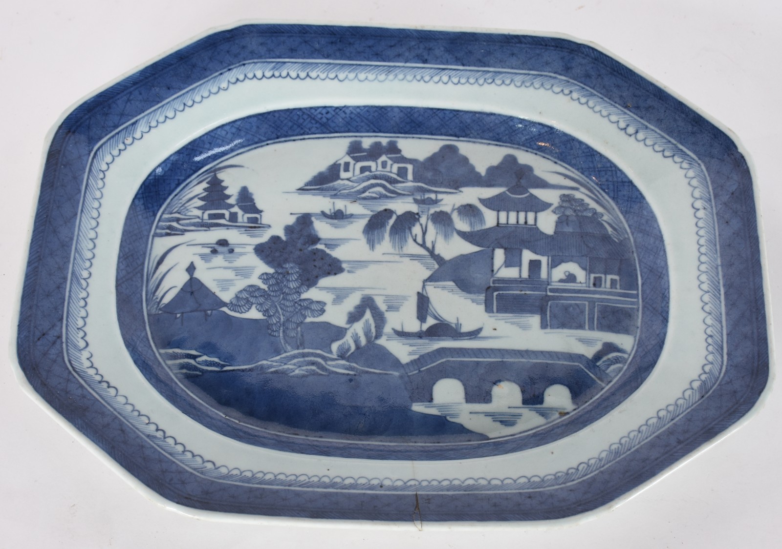 Travessa de porcelana oriental azul e branca feitio oitavado (fio de... - foto 1 de 4