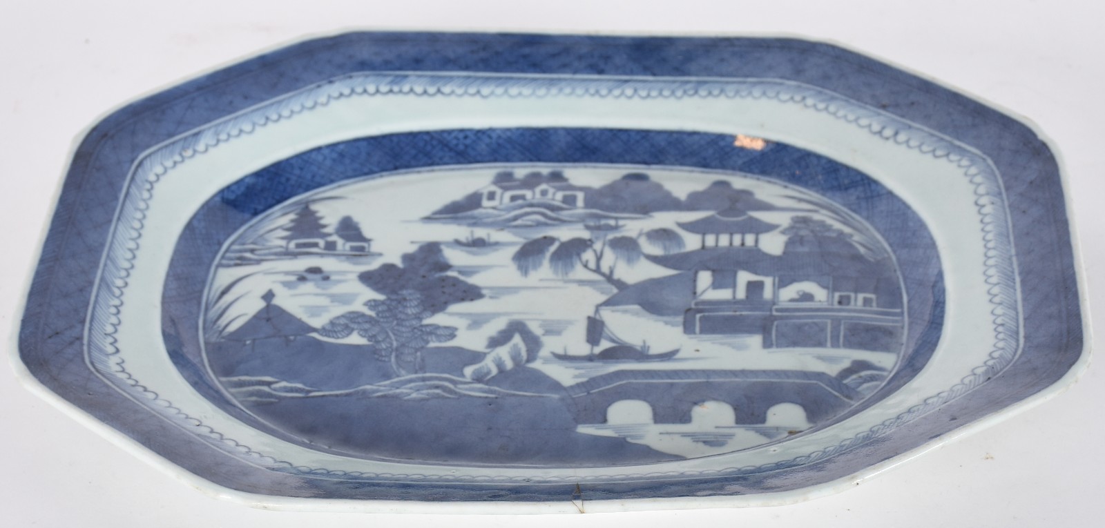 Travessa de porcelana oriental azul e branca feitio oitavado (fio de... - foto 2 de 4