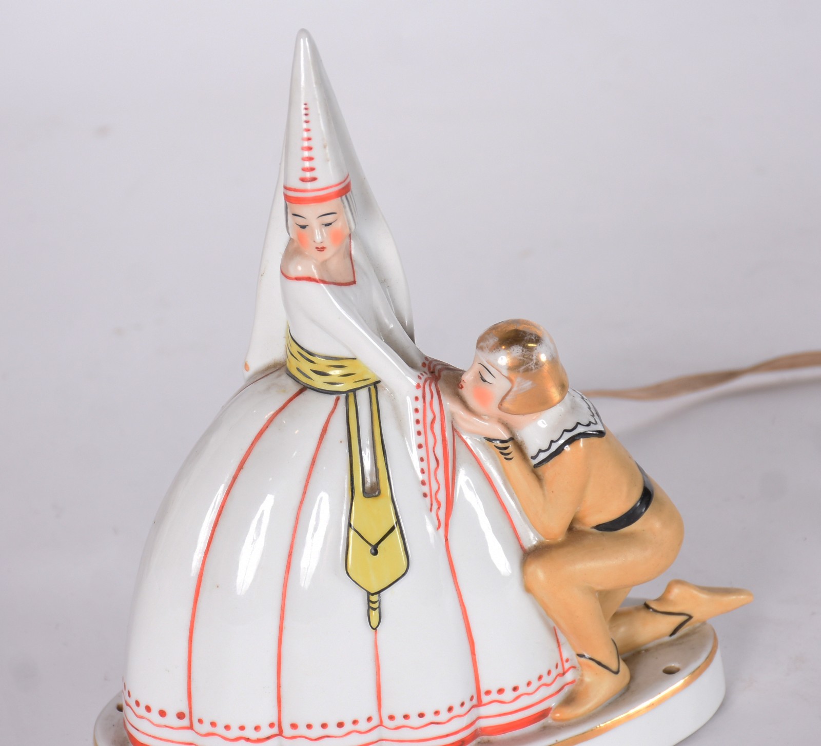 Luminária de porcelana policromada representando casal de nobres. - foto 2 de 6