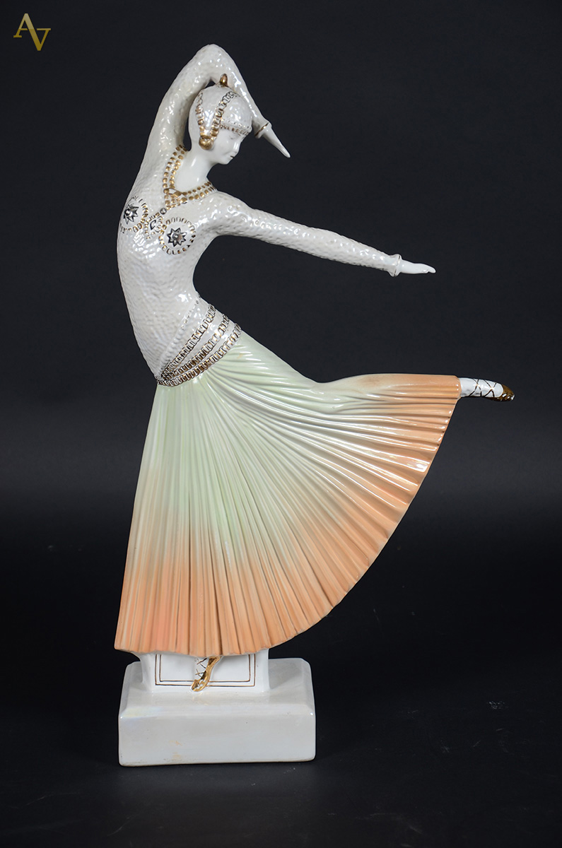 Estatueta de cerâmica policromada repres.Bailarina. Altura: 23 cm - foto 1 de 2