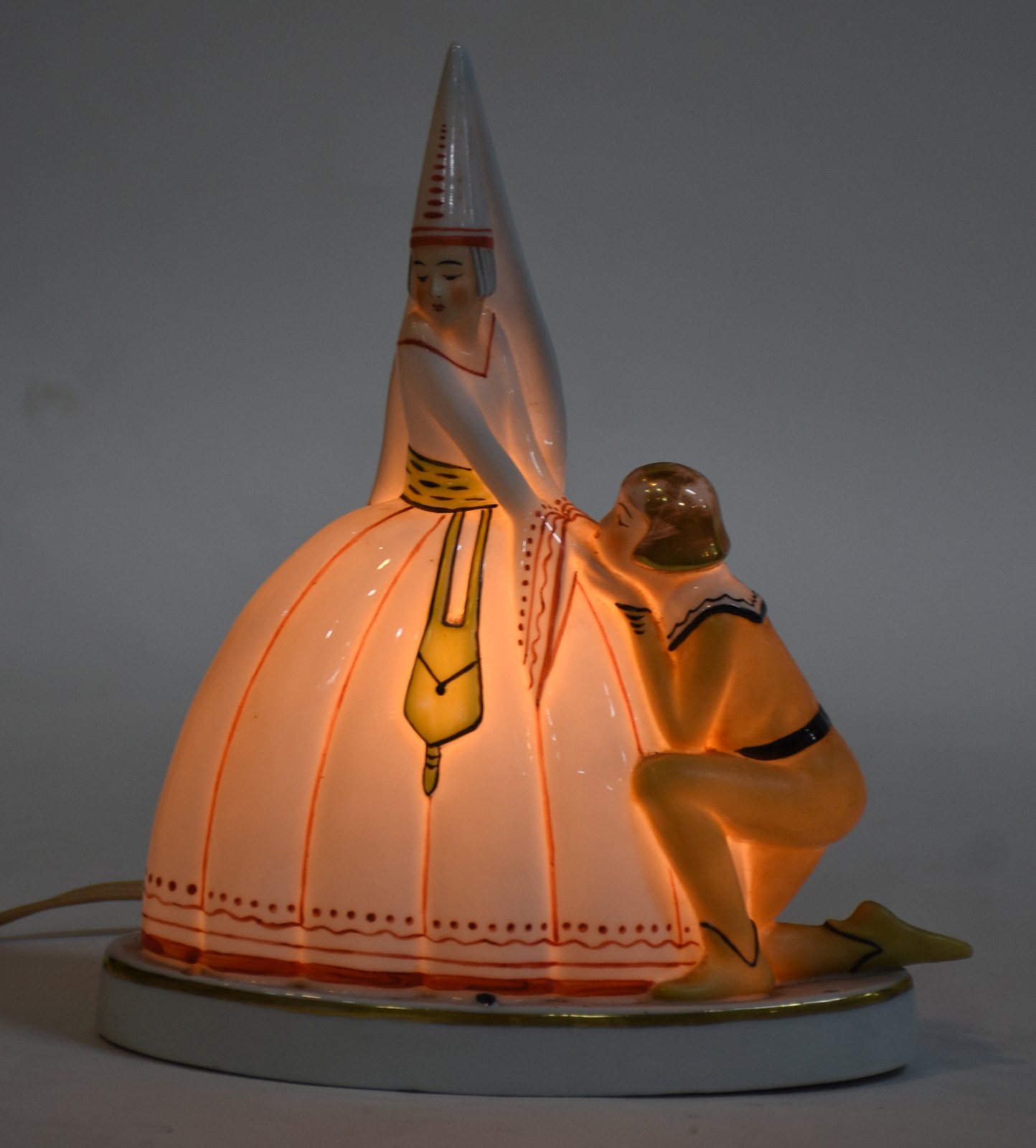 Luminária de porcelana policromada representando casal de nobres. - foto 4 de 6