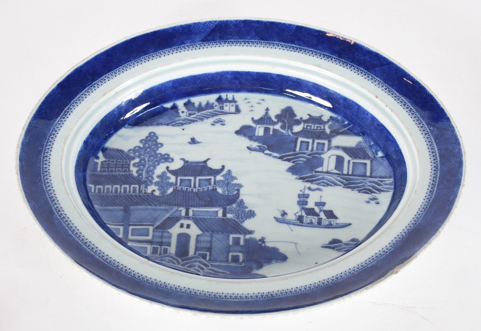Travessa funda de porcelana azul borrão decorada com barcos e pagodes... - foto 1 de 5