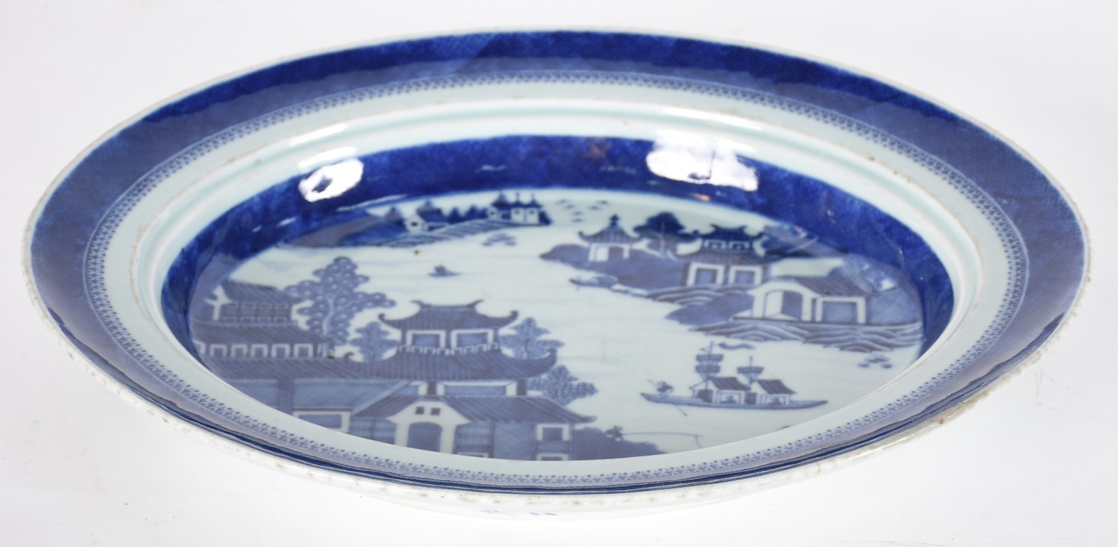 Travessa funda de porcelana azul borrão decorada com barcos e pagodes... - foto 2 de 5