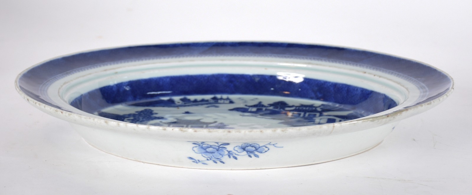 Travessa funda de porcelana azul borrão decorada com barcos e pagodes... - foto 3 de 5