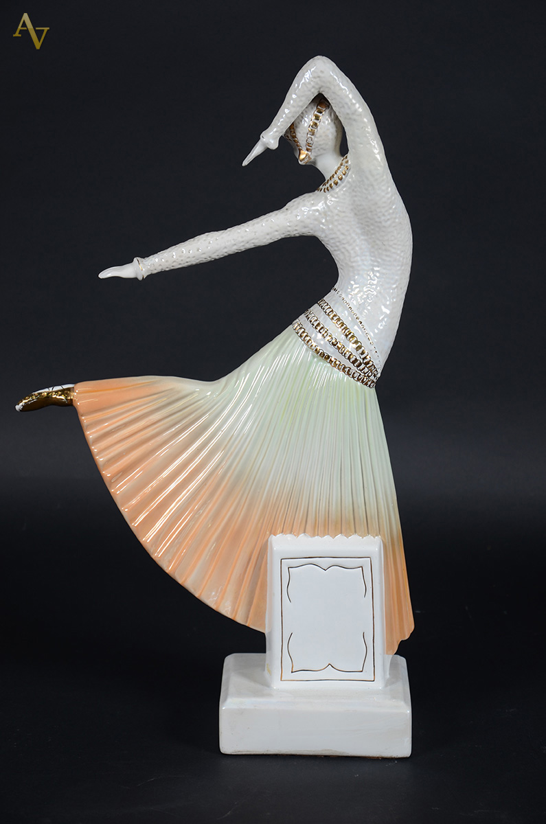 Estatueta de cerâmica policromada repres.Bailarina. Altura: 23 cm - foto 2 de 2