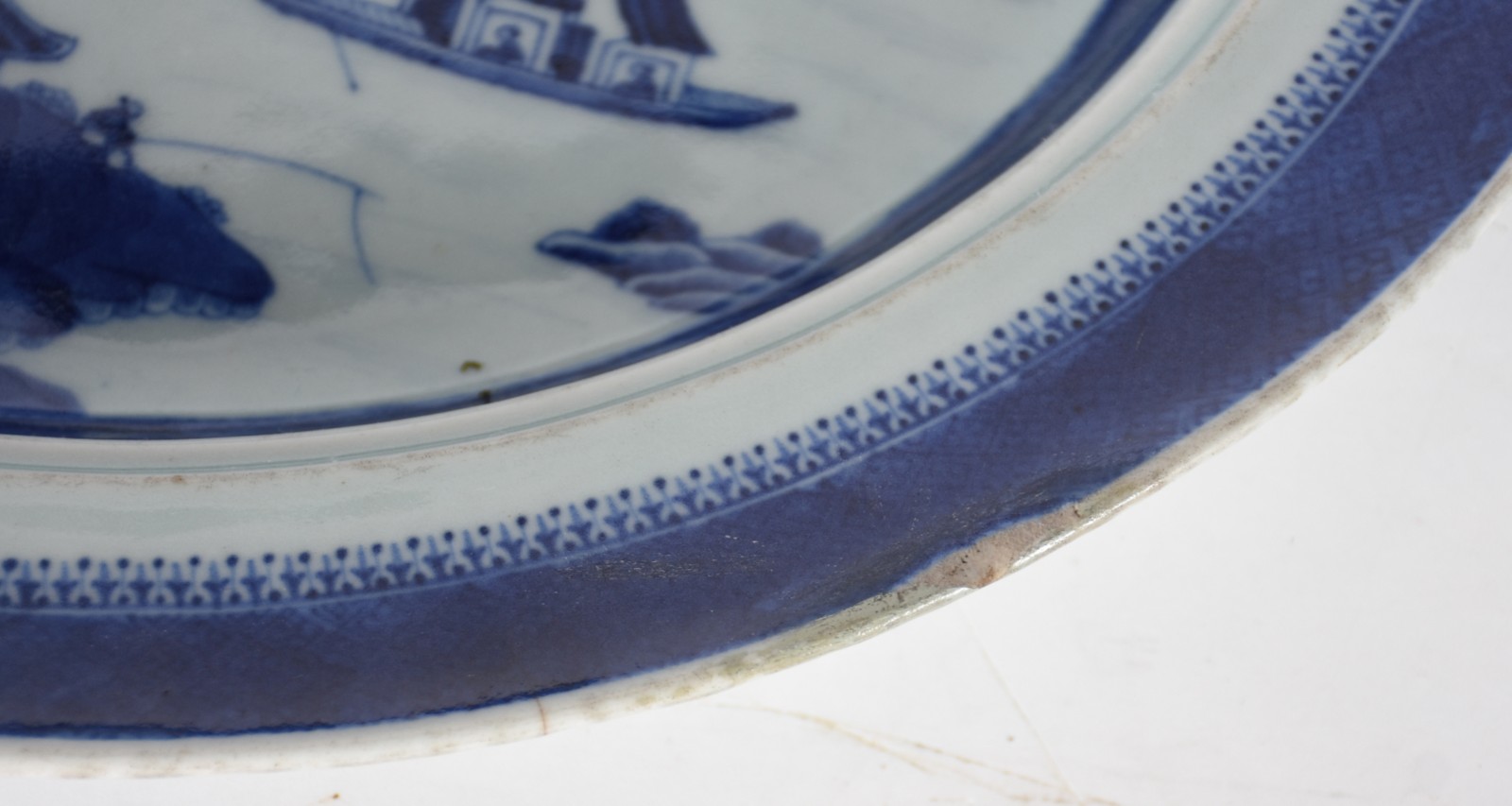 Travessa funda de porcelana azul borrão decorada com barcos e pagodes... - foto 4 de 5