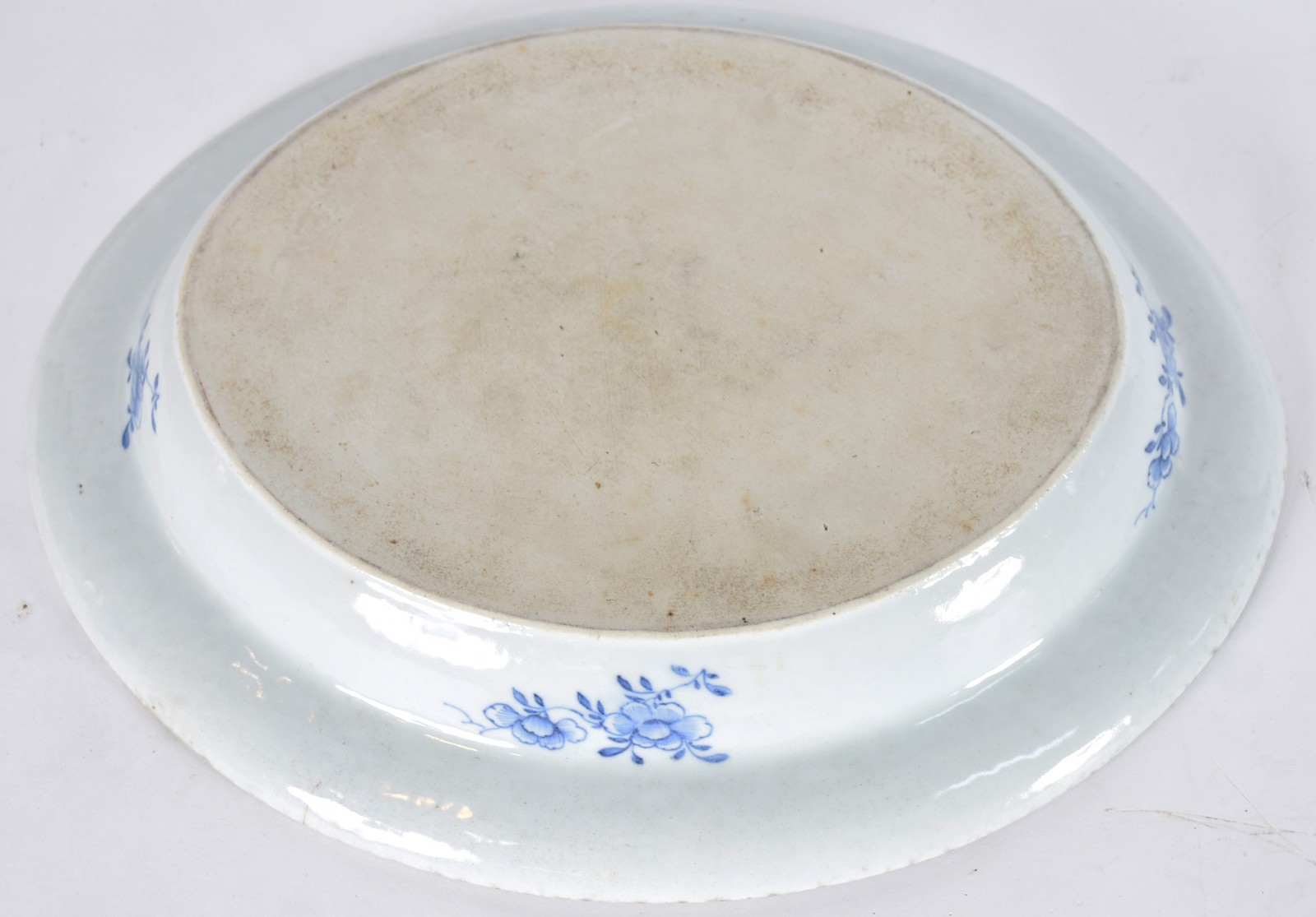 Travessa funda de porcelana azul borrão decorada com barcos e pagodes... - foto 5 de 5