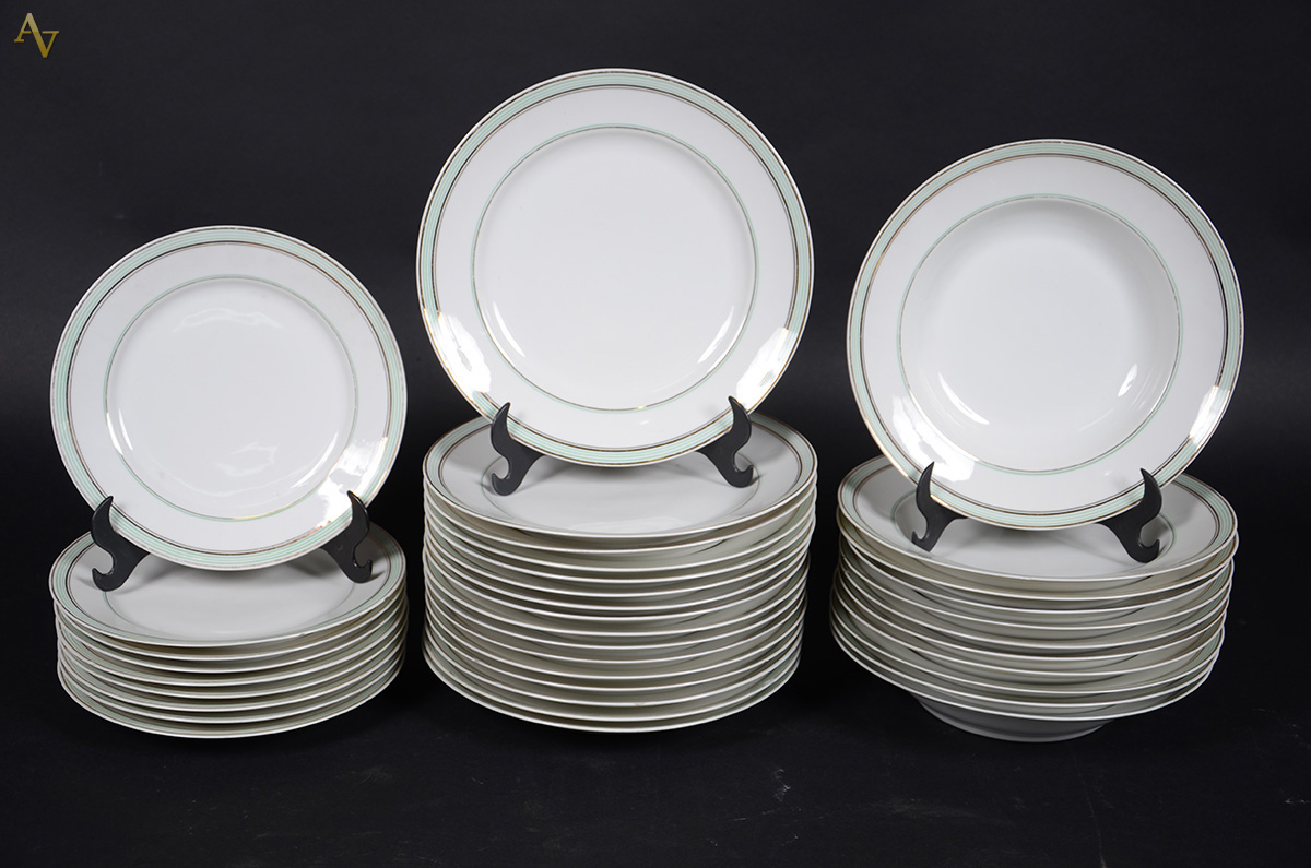 Aparelho de jantar em porcelana Vista Alegre na cor branca com friso... - foto 1 de 2
