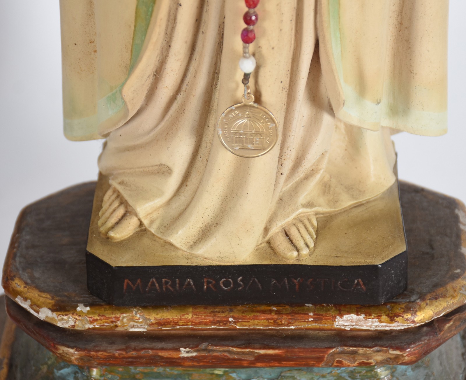 Diversas peças sacras, sendo: Nossa Senhora e menino Jesus de estuque... - foto 3 de 10