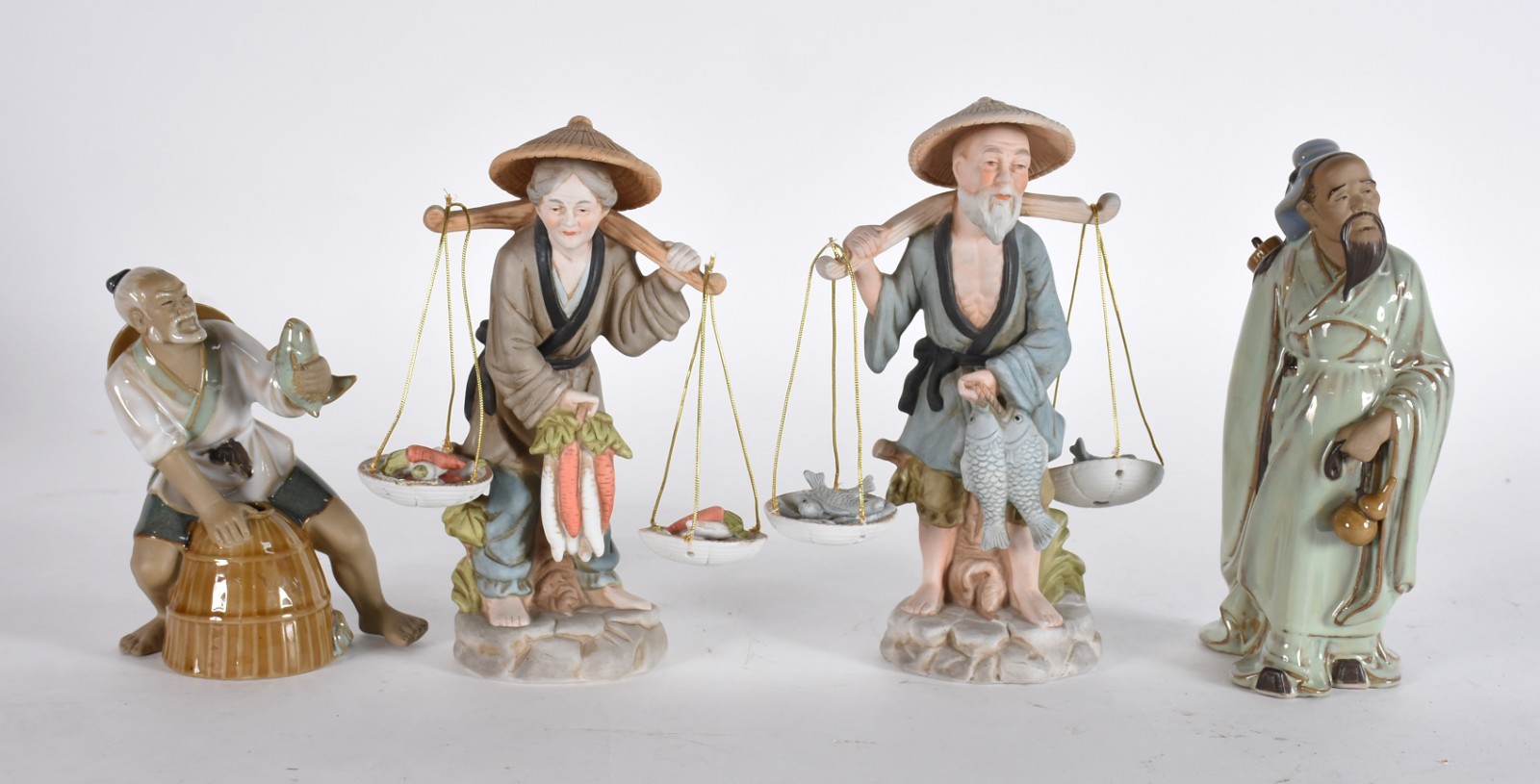 Quatro estatuetas de porcelana, sendo 2 representando casal com... - foto 1 de 8